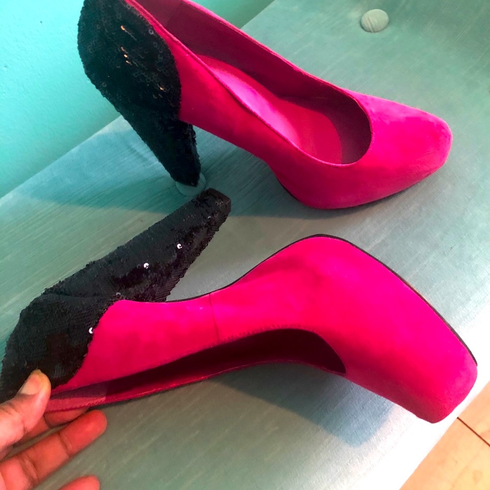 BCBG SUEDE PUMPS!
